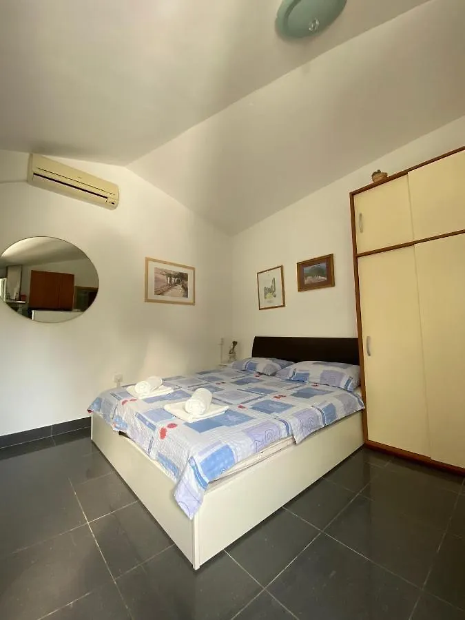 Apartment Apartmani Sara Omisalj